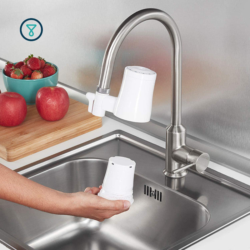 Küchenarmatur mit installiertem TAPP Water EcoPro Wasserfilter und abmontierter Ersatzkartusche gehalten von einer Hand 